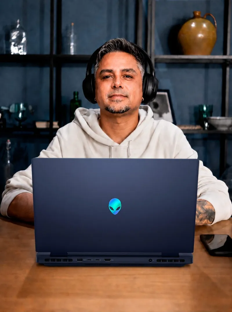Anderson Alves em seu ambiente de trabalho